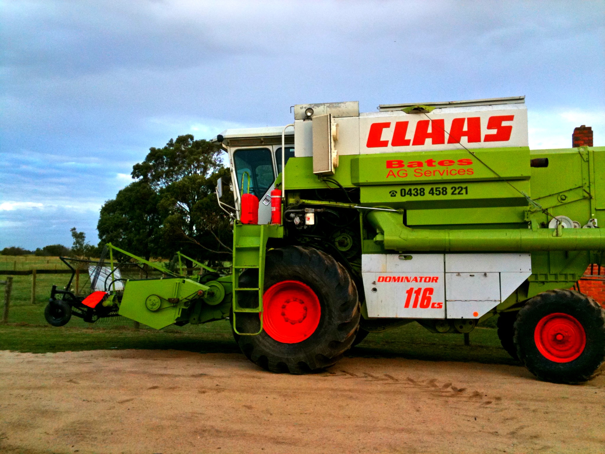 Claas dominator 116 30ft front and canola pick up Machinery